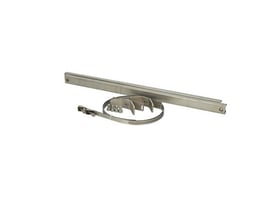 Fibox pæle- og maste-monteringssæt i 600 mm bredde med stålbeslag og spændebånd til montering af vægskabe.