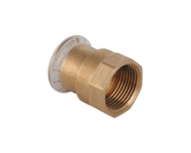 Geberit Mapress overgangsfitting, set fra siden, viser 22mm pres-ende og 1/2" gevindmuffe i messing.