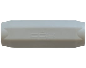 DBK-samlemuffe til rørholderstang i glasforstærket nylon, set fra siden med det prægede DBK-logo.