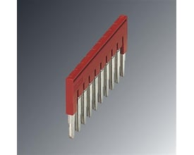 Detaljeret visning af Phoenix Contact indlægsbro FBS 10-6, 10-polet, rød med synlige kobberstifter på mørkegrå baggrund.