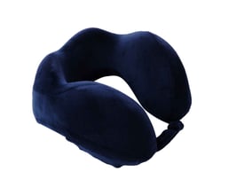 Travel Blue Tranquility Pillow i navyblå, bredere model, vist fra siden.