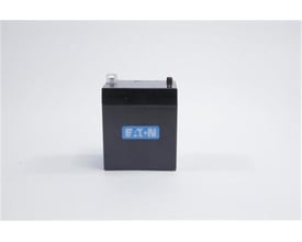 Eaton Battery+ UPS-batteri på 12 V og 5 Ah med sort, rektangulært kabinet og tilslutningstapper øverst.