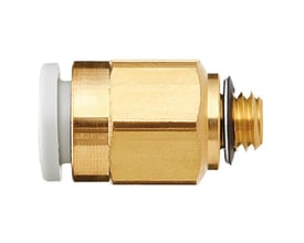 Serto han connector i messing med hvid kobling og 1/4" gevind, måler 6 mm i diameter.