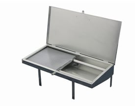 Galvaniseret tragt med låg åbent, viser en perforeret rist og en bund med afløb på hvid baggrund.