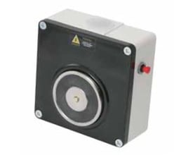 ADI Dørholdemagnet til vægmontering, 50 kg, med ankerplade og 24V DC spænding, vist med nødudløserknap.