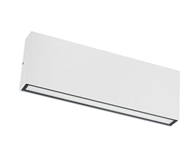 Hvid Lumenlight Bari Maxi væglampe set skråt forfra med en lang, mørk indrammet lysåbning langs kanten.