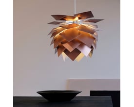 Dyberg Larsen Illumin pendel i kobberlook med E27 fatning, diameter 45cm og 3m hvid stofledning, hængende over et bord.