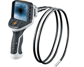 Nærbillede af VideoFlex G4 micro inspektionskamera, viser kontrolpanelet med skærm og knapper samt kamerahovedet.