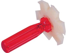 Sanha finnekam i plastik med et rødt, riflet håndtag og seks forskellige ribbeafstande til rengøring af varmepumper.