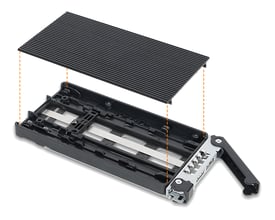 ICY Dock mobil rack adskilt, viser M.2 NVMe spor og 3.5" bay ramme med ribbet top.