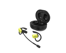 ISOtunes Ultracomm Aware in-ear høretelefoner i gul/sort med bommikrofon og åbent opladningsetui, vist med isoleret hvid baggrund.