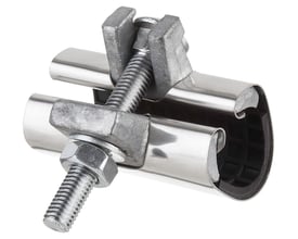 Ibeco reparationsklemme i rustfrit stål, passer til 21-25 mm rør, vist med NBR-pakning og bolt.