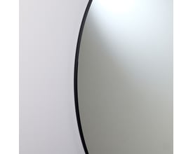 Loevschall Kontur spejl, Ø80 cm, sort, med en tynd sort kant og et svævende look mod en hvid væg.