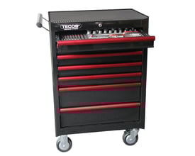 Tecos værktøjsvogn i sort metal med 7 skuffer og røde håndtag, måler 680 x 460 x 1000 mm, med lås og hjul.