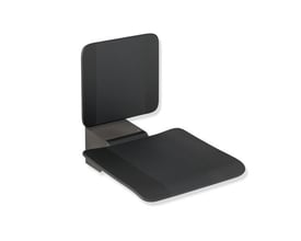 HEWI System 900 klapsæde med ryglæn i sort/matgrå, set skråt forfra med sædet slået ned, 450 x 450 mm.