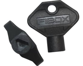 Fibox trekantnøgle TN8 på 8 mm, sort, fremstillet af polyester med "FIBOX" logo og trekantet hul.