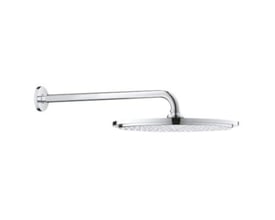 Grohe Cosmopolitan hovedbruser med brusearm, vist fra en vinkel, der fremhæver det blanke krom finish og den store runde hovedbruser.