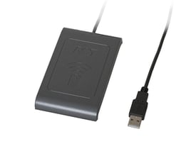 Vanderbilt ACT-USB MIFARE/PROX-bordlæser til adgangskontrol med sort læser og tilsluttet USB-kabel.