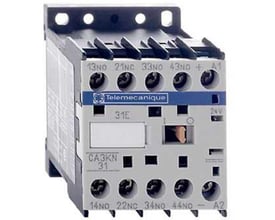 Detaljeret vinkel af Schneider Electric hjælperelæ CA3KN31BD, fremhæver 'Telemecanique' mærkning og 24V mærkning.