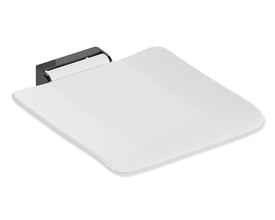 HEWI System 900 klapsæde i hvid med mørk vægbeslag, set skråt forfra; sædet måler 450 x 450 mm.