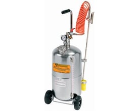 Rustfri tryksprøjte på 24 liter med orange spiralformet slange, manometer og sprøjtehåndtag.