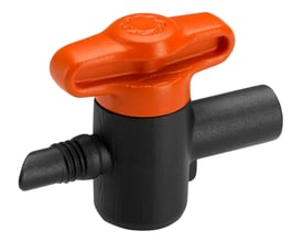 Nærbillede af Gardena Micro-Drip-System reguleringsventil med orange håndtag og sort ventilhus, klar til installation.