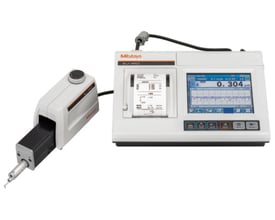 Mitutoyo SJ-410 ruhedsmåler med touchskærm og indbygget printer samt tilhørende slæbeskosystem.