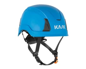 KASK Primero AIR sikkerhedshjelm i lysblå med sort hagerem, set skråt fra siden.