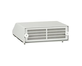 Schneider Electric ClimaSys CA beskyttelseslåg 291x291mm vist i grå metal med ventilationsgitter foran, tæt på hvid baggrund.