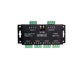 RGBIC signal splitter SP901E til 12V/24V LED strips, med indgang og fire udgange samt specifikationer trykt på toppen.
