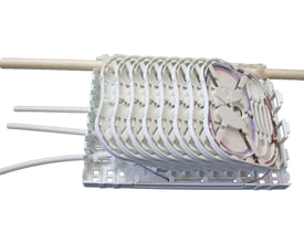 Prysmian Riser Box Multi Tray med 8 splidsekassetter, viser hvid plastkonstruktion og fiberkabler med op til 8 splidsninger per kassette.