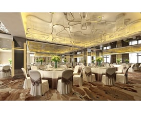 Elegant ballroom dekoreret med runde borde og stole betrukket med hvide duge og brune bånd, klar til en festlig begivenhed med lysekronebelysning.