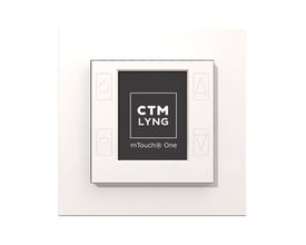 Den hvide mTouch One-R termostat og regulator har et digitalt display med CTM LYNG logo og op/ned-pile samt power og gear ikoner.