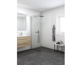 Dansani Match fast væg i klart glas, 200x87-89 cm, monteret i et moderne badeværelse med brusehoved.