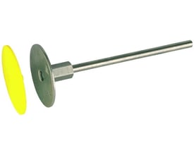 Nærbillede af Desitek fundamentsjord jordingspunkt med rustfri stålstang og flad skive samt gul beskyttelseskapsel.