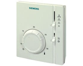 Siemens RAB31 rumtemperaturtermostat til 4-strengs fan coils med drejeknap og kontakter til varme- og kølingsvalg.