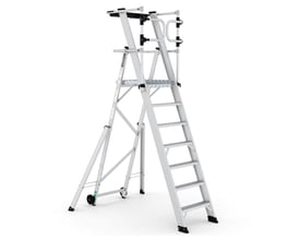 KEYPRO platformsstige i aluminium med 6+1 trin, stor arbejdsplatform og sikkerhedsbarrierer, præsenteret på hvid baggrund.