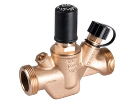 Kemper termostatisk cirkulationsventil i messing med 3/4" udvendig gevind og temperaturregulering fra 50-65 °C.