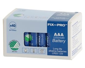 Emballagen til FIX-PRO alkaline AAA LR03 long life-batterier med blå batterier synlige gennem vinduet.