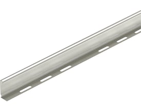 Detaljeret vinkel af OBO Bettermann TSG deleskinne, der viser den glatte overflade og præcise slids til montering.