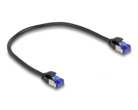 DeLock RJ45 netværkskabel Cat.6A S/FTP Slim på 0,25 meter i sort med to RJ45 stik med blå plastdetaljer på hvid baggrund.