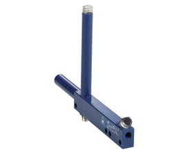Schneider Electric L gaffel IR, 80x80 mm, pnp NO M8 fotoelektrisk sensor i mørkeblå metal med synlige ledninger og symboler.