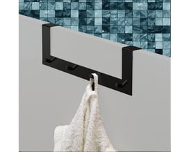 HeFe dørhænger knagerække i mat sort, bredde 400mm, vist hængende over en dør med et hvidt håndklæde på. Baggrunden har blågrønne kvadratiske fliser.