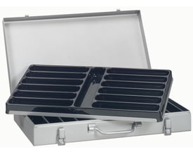 Legrand CAB3 Memocab sortimentsæske i metal, åben med en sort plastikbakke med mange rum til CAB 3 mærker og holdere.