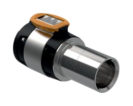 Geberit FlowFit overgang til Mapress i blank CrNiMo-stål, viser 50mm ydre og 42mm indre diameter med orange låsemekanisme.