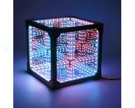 Infinity Cube 10x10 RGBIC med blå og røde LED-lys, der skaber en dyb 3D-effekt.