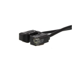 Omron E3T-ST24 2M fotoelektrisk sensor med 2m kabel og M2 montering, set fra siden på hvid baggrund.