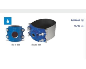 AVK anboringsbøjle type 10/00 i duktiljern, vist i blå farve med fastgørelsesbolte, side-om-side med en anden større model.
