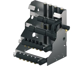 Uponor Comfort Port bundmodul TW E Vario S CW6 HW4 med sorte rør og fordelere i gråt metalstel, set skråt forfra.