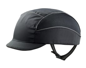 Sort Activewear BumpCap 2.0 Air bump cap med kort skærm, vist skråt forfra med justerbar rem.